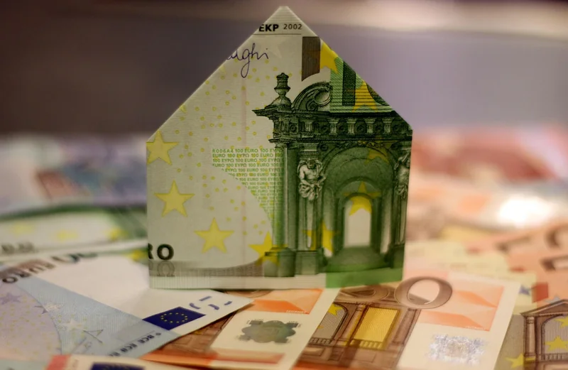 housebuilding, dům, peníze, drahý, financování, půjčka, úrokové poplatky, náklady, kredit, stavební půjčka, bankovky, papírový dům, banky, budova, staveniště, postavit, euro, nemovitost, peníze, financování, půjčka, půjčka, půjčka, půjčka, půjčka, euro, euro